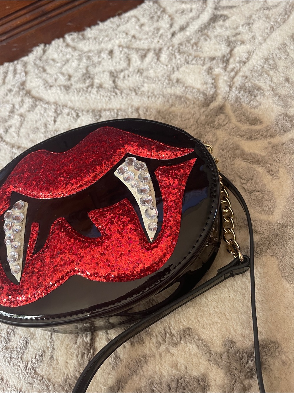 ❤️‍🔥NWOT-BETSEY JOHNSON Black & Red Lips w Vampire Fangs Crossbody Purse - Picture 4 of 9